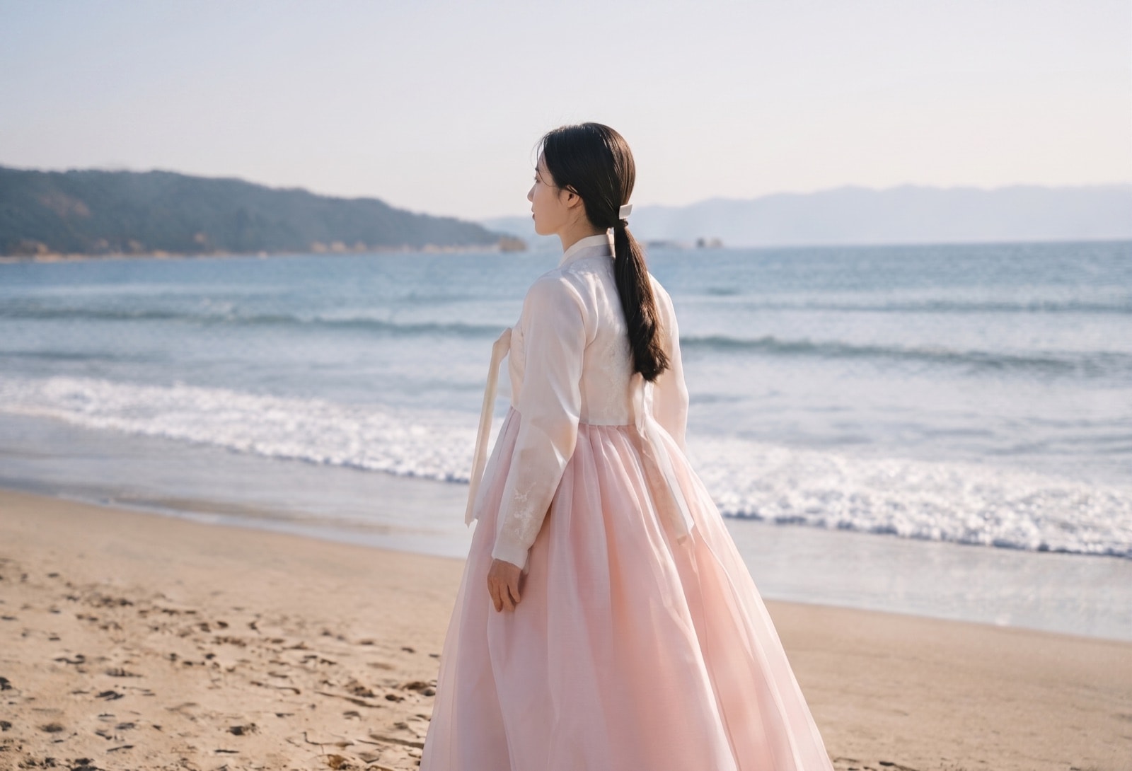 바다를 바라보는 한복 차림의 여성